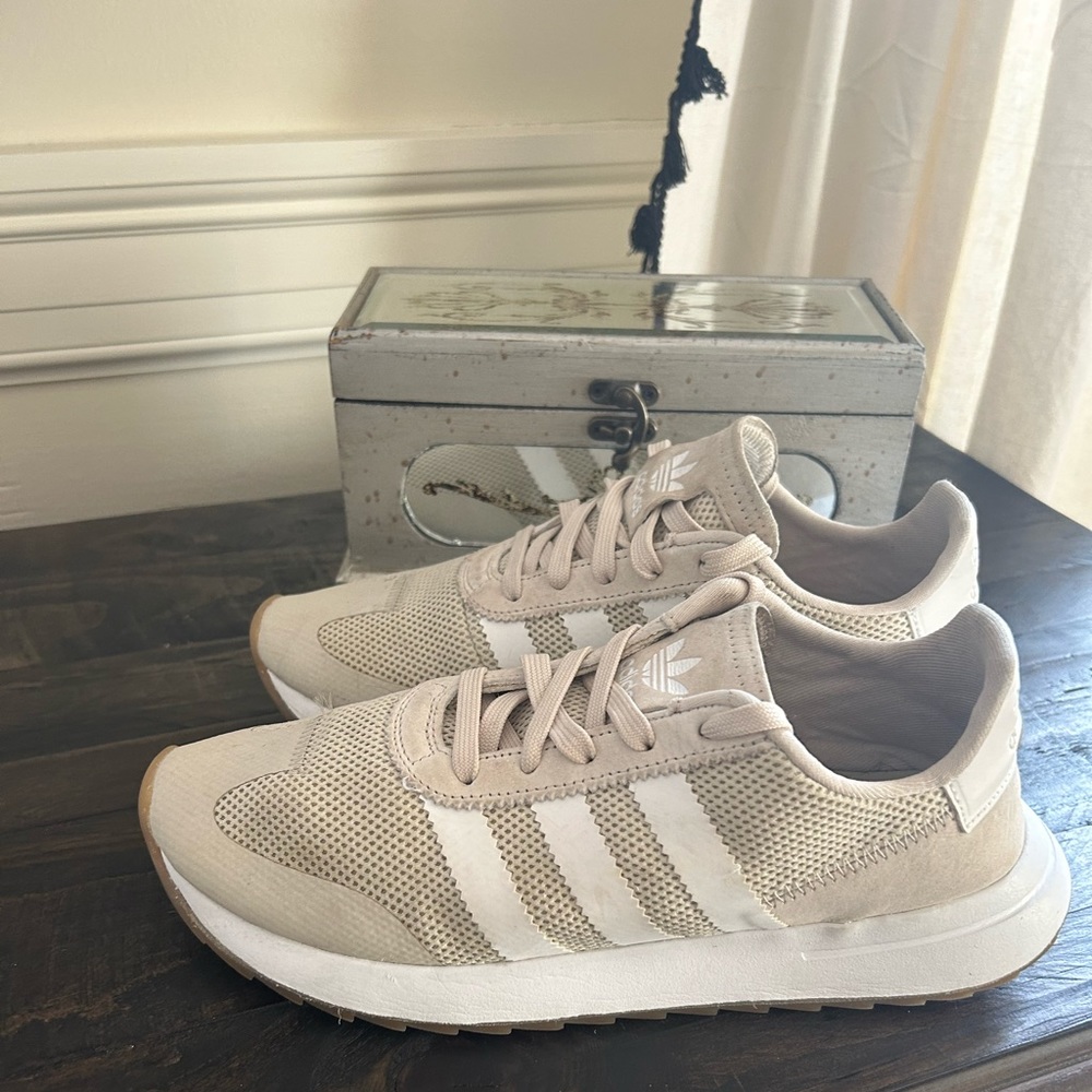 Women’s Adidas Tennis Sneakers Sz 8.5